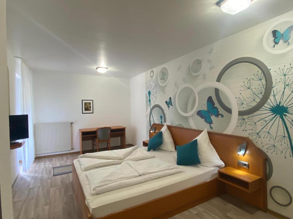 Hotel Krone Riesling Триттенхайм Экстерьер фото